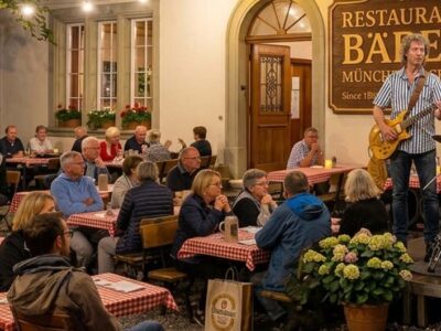 Freitags im Gärtli, Bären Buchsi, Bären Münchenbuchsee, Members, Musiker, KH Project, Rock & Blues, Küre Hauser, Schlagzeuger, Schlagzeug, Rock und Blues, heimische Musikszene, Band, Bern, Bühne, handgemachte Musik, Berner Rockmusik, Lindbergh, Ocean, No Problem, Roots 66 feat. Polo Hofer, Konzert, Jack Minnig, Gitarre, HUBER MINNIG, BMG Ariola, Country, R&R Oldies, Kuno Lauener, Büne Huber, Endo Anaconda, Schmidi Schmidhauser, René Eberhard, Bass, Grooves, E-Bass, Rolf LL Lüthi, Matthias Heimlicher, Vlada, Philipp Fankhauser, Rockustics, Tutti Matti, Magna Carta, Andy Maurer, Hanery Amman. Professor Miquel Rubio, Konservatorium Bern, AM Gitarren & Bass Schule, Tres Pesetas, Acoustic Latin Gitarren Trio, Van Dox, Rock Cover Band Copperhead, Folk Rock Miraval Bamboo Faya, Reggea um Peppe Claudio (the Wailers) Bonnie & the Groove Cats, Plüsch, Andreas Vollenweider, Mich Gerber, Bellamy Brothers, Kenny Moore (Tina Turner), Sandee, Andy Pupato, Junior Marvin, Bob Marley, Referenze, Kontakt, Galerie, Audio & Video, Events, Video/Audio, Logos & Bandfotos, Stageplan