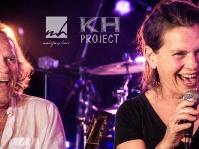 KH Project, Rock & Blues, Küre Hauser, Schlagzeuger, Schlagzeug, Rock und Blues, heimische Musikszene, Band, Bern, Bühne, handgemachte Musik, Berner Rockmusik, Lindbergh, Ocean, No Problem, Roots 66 feat. Polo Hofer, Konzert, Jack Minnig, Gitarre, HUBER MINNIG, BMG Ariola, Country, R&R Oldies, Kuno Lauener, Büne Huber, Endo Anaconda, Schmidi Schmidhauser, René Eberhard, Bass, Grooves, E-Bass, Rolf LL Lüthi, Matthias Heimlicher, Vlada, Philipp Fankhauser, Rockustics, Tutti Matti, Magna Carta, Andy Maurer, Hanery Amman. Professor Miquel Rubio, Konservatorium Bern, AM Gitarren & Bass Schule, Tres Pesetas, Acoustic Latin Gitarren Trio, Van Dox, Rock Cover Band Copperhead, Folk Rock Miraval Bamboo Faya, Reggea um Peppe Claudio (the Wailers) Bonnie & the Groove Cats, Plüsch, Andreas Vollenweider, Mich Gerber, Bellamy Brothers, Kenny Moore (Tina Turner), Sandee, Andy Pupato, Junior Marvin, Bob Marley, Referenze, Kontakt, Galerie, Audio & Video, Events, Video/Audio, Logos & Bandfotos, Stageplan, Can’t Go Home No More – Walter Liniger, Hundred Miles, Endless Me, Lost You In The Canyon – M. Cohn, Cant Find My Way Home – S. Winwood, Lay Down Sally – E. Clapton, Setting Me Up – M. Knopfler, This In Your World – C. Russel. Mahogany, Mahogany Hall, Mahogany Hall Bern, Yvonne Moore, Live-Gig,