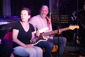 KH Project, Rock & Blues, Küre Hauser, Schlagzeuger, Schlagzeug, Rock und Blues, heimische Musikszene, Band, Bern, Bühne, handgemachte Musik, Berner Rockmusik, Lindbergh, Ocean, No Problem, Roots 66 feat. Polo Hofer, Konzert, Jack Minnig, Gitarre, HUBER MINNIG, BMG Ariola, Country, R&R Oldies, Kuno Lauener, Büne Huber, Endo Anaconda, Schmidi Schmidhauser, René Eberhard, Bass, Grooves, E-Bass, Rolf LL Lüthi, Matthias Heimlicher, Vlada, Philipp Fankhauser, Rockustics, Tutti Matti, Magna Carta, Andy Maurer, Hanery Amman. Professor Miquel Rubio, Konservatorium Bern, AM Gitarren & Bass Schule, Tres Pesetas, Acoustic Latin Gitarren Trio, Van Dox, Rock Cover Band Copperhead, Folk Rock Miraval Bamboo Faya, Reggea um Peppe Claudio (the Wailers) Bonnie & the Groove Cats, Plüsch, Andreas Vollenweider, Mich Gerber, Bellamy Brothers, Kenny Moore (Tina Turner), Sandee, Andy Pupato, Junior Marvin, Bob Marley, Referenze, Kontakt, Galerie, Audio & Video, Events, Video/Audio, Logos & Bandfotos, Stageplan, Can’t Go Home No More – Walter Liniger, Hundred Miles, Endless Me, Lost You In The Canyon – M. Cohn, Cant Find My Way Home – S. Winwood, Lay Down Sally – E. Clapton, Setting Me Up – M. Knopfler, This In Your World – C. Russel. Mahogany, Mahogany Hall, Mahogany Hall Bern, Yvonne Moore, Live-Gig,