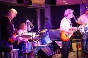 KH Project, Rock & Blues, Küre Hauser, Schlagzeuger, Schlagzeug, Rock und Blues, heimische Musikszene, Band, Bern, Bühne, handgemachte Musik, Berner Rockmusik, Lindbergh, Ocean, No Problem, Roots 66 feat. Polo Hofer, Konzert, Jack Minnig, Gitarre, HUBER MINNIG, BMG Ariola, Country, R&R Oldies, Kuno Lauener, Büne Huber, Endo Anaconda, Schmidi Schmidhauser, René Eberhard, Bass, Grooves, E-Bass, Rolf LL Lüthi, Matthias Heimlicher, Vlada, Philipp Fankhauser, Rockustics, Tutti Matti, Magna Carta, Andy Maurer, Hanery Amman. Professor Miquel Rubio, Konservatorium Bern, AM Gitarren & Bass Schule, Tres Pesetas, Acoustic Latin Gitarren Trio, Van Dox, Rock Cover Band Copperhead, Folk Rock Miraval Bamboo Faya, Reggea um Peppe Claudio (the Wailers) Bonnie & the Groove Cats, Plüsch, Andreas Vollenweider, Mich Gerber, Bellamy Brothers, Kenny Moore (Tina Turner), Sandee, Andy Pupato, Junior Marvin, Bob Marley, Referenze, Kontakt, Galerie, Audio & Video, Events, Video/Audio, Logos & Bandfotos, Stageplan, Can’t Go Home No More – Walter Liniger, Hundred Miles, Endless Me, Lost You In The Canyon – M. Cohn, Cant Find My Way Home – S. Winwood, Lay Down Sally – E. Clapton, Setting Me Up – M. Knopfler, This In Your World – C. Russel. Mahogany, Mahogany Hall, Mahogany Hall Bern, Yvonne Moore, Live-Gig,