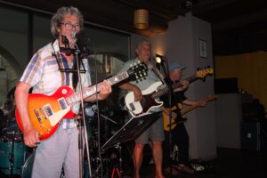 Hasim's Zyt Bar, Hasim, Hasim's, Members, Musiker, KH Project, Rock & Blues, Küre Hauser, Schlagzeuger, Schlagzeug, Rock und Blues, heimische Musikszene, Band, Bern, Bühne, handgemachte Musik, Berner Rockmusik, Lindbergh, Ocean, No Problem, Roots 66 feat. Polo Hofer, Konzert, Jack Minnig, Gitarre, HUBER MINNIG, BMG Ariola, Country, R&R Oldies, Kuno Lauener, Büne Huber, Endo Anaconda, Schmidi Schmidhauser, René Eberhard, Bass, Grooves, E-Bass, Rolf LL Lüthi, Matthias Heimlicher, Vlada, Philipp Fankhauser, Rockustics, Tutti Matti, Magna Carta, Andy Maurer, Hanery Amman. Professor Miquel Rubio, Konservatorium Bern, AM Gitarren & Bass Schule, Tres Pesetas, Acoustic Latin Gitarren Trio, Van Dox, Rock Cover Band Copperhead, Folk Rock Miraval Bamboo Faya, Reggea um Peppe Claudio (the Wailers) Bonnie & the Groove Cats, Plüsch, Andreas Vollenweider, Mich Gerber, Bellamy Brothers, Kenny Moore (Tina Turner), Sandee, Andy Pupato, Junior Marvin, Bob Marley, Referenze, Kontakt, Galerie, Audio & Video, Events, Video/Audio, Logos & Bandfotos, Stageplan