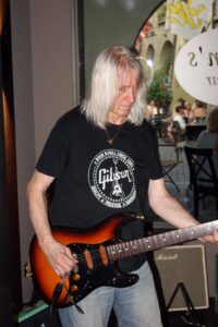 Hasim's Zyt Bar, Hasim, Hasim's, Members, Musiker, KH Project, Rock & Blues, Küre Hauser, Schlagzeuger, Schlagzeug, Rock und Blues, heimische Musikszene, Band, Bern, Bühne, handgemachte Musik, Berner Rockmusik, Lindbergh, Ocean, No Problem, Roots 66 feat. Polo Hofer, Konzert, Jack Minnig, Gitarre, HUBER MINNIG, BMG Ariola, Country, R&R Oldies, Kuno Lauener, Büne Huber, Endo Anaconda, Schmidi Schmidhauser, René Eberhard, Bass, Grooves, E-Bass, Rolf LL Lüthi, Matthias Heimlicher, Vlada, Philipp Fankhauser, Rockustics, Tutti Matti, Magna Carta, Andy Maurer, Hanery Amman. Professor Miquel Rubio, Konservatorium Bern, AM Gitarren & Bass Schule, Tres Pesetas, Acoustic Latin Gitarren Trio, Van Dox, Rock Cover Band Copperhead, Folk Rock Miraval Bamboo Faya, Reggea um Peppe Claudio (the Wailers) Bonnie & the Groove Cats, Plüsch, Andreas Vollenweider, Mich Gerber, Bellamy Brothers, Kenny Moore (Tina Turner), Sandee, Andy Pupato, Junior Marvin, Bob Marley, Referenze, Kontakt, Galerie, Audio & Video, Events, Video/Audio, Logos & Bandfotos, Stageplan