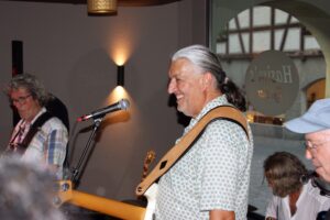 Hasim's Zyt Bar, Hasim, Hasim's, Members, Musiker, KH Project, Rock & Blues, Küre Hauser, Schlagzeuger, Schlagzeug, Rock und Blues, heimische Musikszene, Band, Bern, Bühne, handgemachte Musik, Berner Rockmusik, Lindbergh, Ocean, No Problem, Roots 66 feat. Polo Hofer, Konzert, Jack Minnig, Gitarre, HUBER MINNIG, BMG Ariola, Country, R&R Oldies, Kuno Lauener, Büne Huber, Endo Anaconda, Schmidi Schmidhauser, René Eberhard, Bass, Grooves, E-Bass, Rolf LL Lüthi, Matthias Heimlicher, Vlada, Philipp Fankhauser, Rockustics, Tutti Matti, Magna Carta, Andy Maurer, Hanery Amman. Professor Miquel Rubio, Konservatorium Bern, AM Gitarren & Bass Schule, Tres Pesetas, Acoustic Latin Gitarren Trio, Van Dox, Rock Cover Band Copperhead, Folk Rock Miraval Bamboo Faya, Reggea um Peppe Claudio (the Wailers) Bonnie & the Groove Cats, Plüsch, Andreas Vollenweider, Mich Gerber, Bellamy Brothers, Kenny Moore (Tina Turner), Sandee, Andy Pupato, Junior Marvin, Bob Marley, Referenze, Kontakt, Galerie, Audio & Video, Events, Video/Audio, Logos & Bandfotos, Stageplan