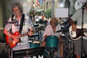 Hasim's Zyt Bar, Hasim, Hasim's, Members, Musiker, KH Project, Rock & Blues, Küre Hauser, Schlagzeuger, Schlagzeug, Rock und Blues, heimische Musikszene, Band, Bern, Bühne, handgemachte Musik, Berner Rockmusik, Lindbergh, Ocean, No Problem, Roots 66 feat. Polo Hofer, Konzert, Jack Minnig, Gitarre, HUBER MINNIG, BMG Ariola, Country, R&R Oldies, Kuno Lauener, Büne Huber, Endo Anaconda, Schmidi Schmidhauser, René Eberhard, Bass, Grooves, E-Bass, Rolf LL Lüthi, Matthias Heimlicher, Vlada, Philipp Fankhauser, Rockustics, Tutti Matti, Magna Carta, Andy Maurer, Hanery Amman. Professor Miquel Rubio, Konservatorium Bern, AM Gitarren & Bass Schule, Tres Pesetas, Acoustic Latin Gitarren Trio, Van Dox, Rock Cover Band Copperhead, Folk Rock Miraval Bamboo Faya, Reggea um Peppe Claudio (the Wailers) Bonnie & the Groove Cats, Plüsch, Andreas Vollenweider, Mich Gerber, Bellamy Brothers, Kenny Moore (Tina Turner), Sandee, Andy Pupato, Junior Marvin, Bob Marley, Referenze, Kontakt, Galerie, Audio & Video, Events, Video/Audio, Logos & Bandfotos, Stageplan