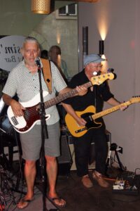 Hasim's Zyt Bar, Hasim, Hasim's, Members, Musiker, KH Project, Rock & Blues, Küre Hauser, Schlagzeuger, Schlagzeug, Rock und Blues, heimische Musikszene, Band, Bern, Bühne, handgemachte Musik, Berner Rockmusik, Lindbergh, Ocean, No Problem, Roots 66 feat. Polo Hofer, Konzert, Jack Minnig, Gitarre, HUBER MINNIG, BMG Ariola, Country, R&R Oldies, Kuno Lauener, Büne Huber, Endo Anaconda, Schmidi Schmidhauser, René Eberhard, Bass, Grooves, E-Bass, Rolf LL Lüthi, Matthias Heimlicher, Vlada, Philipp Fankhauser, Rockustics, Tutti Matti, Magna Carta, Andy Maurer, Hanery Amman. Professor Miquel Rubio, Konservatorium Bern, AM Gitarren & Bass Schule, Tres Pesetas, Acoustic Latin Gitarren Trio, Van Dox, Rock Cover Band Copperhead, Folk Rock Miraval Bamboo Faya, Reggea um Peppe Claudio (the Wailers) Bonnie & the Groove Cats, Plüsch, Andreas Vollenweider, Mich Gerber, Bellamy Brothers, Kenny Moore (Tina Turner), Sandee, Andy Pupato, Junior Marvin, Bob Marley, Referenze, Kontakt, Galerie, Audio & Video, Events, Video/Audio, Logos & Bandfotos, Stageplan