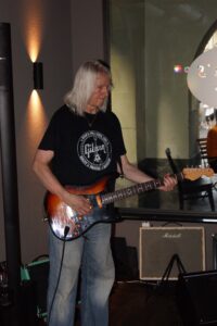 Hasim's Zyt Bar, Hasim, Hasim's, Members, Musiker, KH Project, Rock & Blues, Küre Hauser, Schlagzeuger, Schlagzeug, Rock und Blues, heimische Musikszene, Band, Bern, Bühne, handgemachte Musik, Berner Rockmusik, Lindbergh, Ocean, No Problem, Roots 66 feat. Polo Hofer, Konzert, Jack Minnig, Gitarre, HUBER MINNIG, BMG Ariola, Country, R&R Oldies, Kuno Lauener, Büne Huber, Endo Anaconda, Schmidi Schmidhauser, René Eberhard, Bass, Grooves, E-Bass, Rolf LL Lüthi, Matthias Heimlicher, Vlada, Philipp Fankhauser, Rockustics, Tutti Matti, Magna Carta, Andy Maurer, Hanery Amman. Professor Miquel Rubio, Konservatorium Bern, AM Gitarren & Bass Schule, Tres Pesetas, Acoustic Latin Gitarren Trio, Van Dox, Rock Cover Band Copperhead, Folk Rock Miraval Bamboo Faya, Reggea um Peppe Claudio (the Wailers) Bonnie & the Groove Cats, Plüsch, Andreas Vollenweider, Mich Gerber, Bellamy Brothers, Kenny Moore (Tina Turner), Sandee, Andy Pupato, Junior Marvin, Bob Marley, Referenze, Kontakt, Galerie, Audio & Video, Events, Video/Audio, Logos & Bandfotos, Stageplan