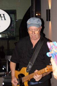 Hasim's Zyt Bar, Hasim, Hasim's, Members, Musiker, KH Project, Rock & Blues, Küre Hauser, Schlagzeuger, Schlagzeug, Rock und Blues, heimische Musikszene, Band, Bern, Bühne, handgemachte Musik, Berner Rockmusik, Lindbergh, Ocean, No Problem, Roots 66 feat. Polo Hofer, Konzert, Jack Minnig, Gitarre, HUBER MINNIG, BMG Ariola, Country, R&R Oldies, Kuno Lauener, Büne Huber, Endo Anaconda, Schmidi Schmidhauser, René Eberhard, Bass, Grooves, E-Bass, Rolf LL Lüthi, Matthias Heimlicher, Vlada, Philipp Fankhauser, Rockustics, Tutti Matti, Magna Carta, Andy Maurer, Hanery Amman. Professor Miquel Rubio, Konservatorium Bern, AM Gitarren & Bass Schule, Tres Pesetas, Acoustic Latin Gitarren Trio, Van Dox, Rock Cover Band Copperhead, Folk Rock Miraval Bamboo Faya, Reggea um Peppe Claudio (the Wailers) Bonnie & the Groove Cats, Plüsch, Andreas Vollenweider, Mich Gerber, Bellamy Brothers, Kenny Moore (Tina Turner), Sandee, Andy Pupato, Junior Marvin, Bob Marley, Referenze, Kontakt, Galerie, Audio & Video, Events, Video/Audio, Logos & Bandfotos, Stageplan