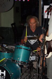 Hasim's Zyt Bar, Hasim, Hasim's, Members, Musiker, KH Project, Rock & Blues, Küre Hauser, Schlagzeuger, Schlagzeug, Rock und Blues, heimische Musikszene, Band, Bern, Bühne, handgemachte Musik, Berner Rockmusik, Lindbergh, Ocean, No Problem, Roots 66 feat. Polo Hofer, Konzert, Jack Minnig, Gitarre, HUBER MINNIG, BMG Ariola, Country, R&R Oldies, Kuno Lauener, Büne Huber, Endo Anaconda, Schmidi Schmidhauser, René Eberhard, Bass, Grooves, E-Bass, Rolf LL Lüthi, Matthias Heimlicher, Vlada, Philipp Fankhauser, Rockustics, Tutti Matti, Magna Carta, Andy Maurer, Hanery Amman. Professor Miquel Rubio, Konservatorium Bern, AM Gitarren & Bass Schule, Tres Pesetas, Acoustic Latin Gitarren Trio, Van Dox, Rock Cover Band Copperhead, Folk Rock Miraval Bamboo Faya, Reggea um Peppe Claudio (the Wailers) Bonnie & the Groove Cats, Plüsch, Andreas Vollenweider, Mich Gerber, Bellamy Brothers, Kenny Moore (Tina Turner), Sandee, Andy Pupato, Junior Marvin, Bob Marley, Referenze, Kontakt, Galerie, Audio & Video, Events, Video/Audio, Logos & Bandfotos, Stageplan