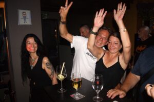 Hasim's Zyt Bar, Hasim, Hasim's, Members, Musiker, KH Project, Rock & Blues, Küre Hauser, Schlagzeuger, Schlagzeug, Rock und Blues, heimische Musikszene, Band, Bern, Bühne, handgemachte Musik, Berner Rockmusik, Lindbergh, Ocean, No Problem, Roots 66 feat. Polo Hofer, Konzert, Jack Minnig, Gitarre, HUBER MINNIG, BMG Ariola, Country, R&R Oldies, Kuno Lauener, Büne Huber, Endo Anaconda, Schmidi Schmidhauser, René Eberhard, Bass, Grooves, E-Bass, Rolf LL Lüthi, Matthias Heimlicher, Vlada, Philipp Fankhauser, Rockustics, Tutti Matti, Magna Carta, Andy Maurer, Hanery Amman. Professor Miquel Rubio, Konservatorium Bern, AM Gitarren & Bass Schule, Tres Pesetas, Acoustic Latin Gitarren Trio, Van Dox, Rock Cover Band Copperhead, Folk Rock Miraval Bamboo Faya, Reggea um Peppe Claudio (the Wailers) Bonnie & the Groove Cats, Plüsch, Andreas Vollenweider, Mich Gerber, Bellamy Brothers, Kenny Moore (Tina Turner), Sandee, Andy Pupato, Junior Marvin, Bob Marley, Referenze, Kontakt, Galerie, Audio & Video, Events, Video/Audio, Logos & Bandfotos, Stageplan