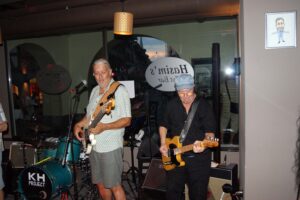 Hasim's Zyt Bar, Hasim, Hasim's, Members, Musiker, KH Project, Rock & Blues, Küre Hauser, Schlagzeuger, Schlagzeug, Rock und Blues, heimische Musikszene, Band, Bern, Bühne, handgemachte Musik, Berner Rockmusik, Lindbergh, Ocean, No Problem, Roots 66 feat. Polo Hofer, Konzert, Jack Minnig, Gitarre, HUBER MINNIG, BMG Ariola, Country, R&R Oldies, Kuno Lauener, Büne Huber, Endo Anaconda, Schmidi Schmidhauser, René Eberhard, Bass, Grooves, E-Bass, Rolf LL Lüthi, Matthias Heimlicher, Vlada, Philipp Fankhauser, Rockustics, Tutti Matti, Magna Carta, Andy Maurer, Hanery Amman. Professor Miquel Rubio, Konservatorium Bern, AM Gitarren & Bass Schule, Tres Pesetas, Acoustic Latin Gitarren Trio, Van Dox, Rock Cover Band Copperhead, Folk Rock Miraval Bamboo Faya, Reggea um Peppe Claudio (the Wailers) Bonnie & the Groove Cats, Plüsch, Andreas Vollenweider, Mich Gerber, Bellamy Brothers, Kenny Moore (Tina Turner), Sandee, Andy Pupato, Junior Marvin, Bob Marley, Referenze, Kontakt, Galerie, Audio & Video, Events, Video/Audio, Logos & Bandfotos, Stageplan