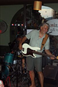 Hasim's Zyt Bar, Hasim, Hasim's, Members, Musiker, KH Project, Rock & Blues, Küre Hauser, Schlagzeuger, Schlagzeug, Rock und Blues, heimische Musikszene, Band, Bern, Bühne, handgemachte Musik, Berner Rockmusik, Lindbergh, Ocean, No Problem, Roots 66 feat. Polo Hofer, Konzert, Jack Minnig, Gitarre, HUBER MINNIG, BMG Ariola, Country, R&R Oldies, Kuno Lauener, Büne Huber, Endo Anaconda, Schmidi Schmidhauser, René Eberhard, Bass, Grooves, E-Bass, Rolf LL Lüthi, Matthias Heimlicher, Vlada, Philipp Fankhauser, Rockustics, Tutti Matti, Magna Carta, Andy Maurer, Hanery Amman. Professor Miquel Rubio, Konservatorium Bern, AM Gitarren & Bass Schule, Tres Pesetas, Acoustic Latin Gitarren Trio, Van Dox, Rock Cover Band Copperhead, Folk Rock Miraval Bamboo Faya, Reggea um Peppe Claudio (the Wailers) Bonnie & the Groove Cats, Plüsch, Andreas Vollenweider, Mich Gerber, Bellamy Brothers, Kenny Moore (Tina Turner), Sandee, Andy Pupato, Junior Marvin, Bob Marley, Referenze, Kontakt, Galerie, Audio & Video, Events, Video/Audio, Logos & Bandfotos, Stageplan