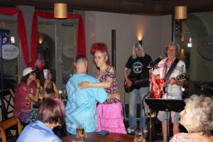 Hasim's Zyt Bar, Hasim, Hasim's, Members, Musiker, KH Project, Rock & Blues, Küre Hauser, Schlagzeuger, Schlagzeug, Rock und Blues, heimische Musikszene, Band, Bern, Bühne, handgemachte Musik, Berner Rockmusik, Lindbergh, Ocean, No Problem, Roots 66 feat. Polo Hofer, Konzert, Jack Minnig, Gitarre, HUBER MINNIG, BMG Ariola, Country, R&R Oldies, Kuno Lauener, Büne Huber, Endo Anaconda, Schmidi Schmidhauser, René Eberhard, Bass, Grooves, E-Bass, Rolf LL Lüthi, Matthias Heimlicher, Vlada, Philipp Fankhauser, Rockustics, Tutti Matti, Magna Carta, Andy Maurer, Hanery Amman. Professor Miquel Rubio, Konservatorium Bern, AM Gitarren & Bass Schule, Tres Pesetas, Acoustic Latin Gitarren Trio, Van Dox, Rock Cover Band Copperhead, Folk Rock Miraval Bamboo Faya, Reggea um Peppe Claudio (the Wailers) Bonnie & the Groove Cats, Plüsch, Andreas Vollenweider, Mich Gerber, Bellamy Brothers, Kenny Moore (Tina Turner), Sandee, Andy Pupato, Junior Marvin, Bob Marley, Referenze, Kontakt, Galerie, Audio & Video, Events, Video/Audio, Logos & Bandfotos, Stageplan