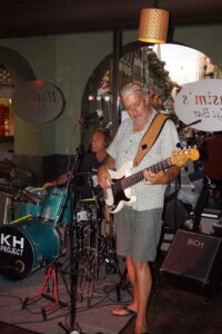 Hasim's Zyt Bar, Hasim, Hasim's, Members, Musiker, KH Project, Rock & Blues, Küre Hauser, Schlagzeuger, Schlagzeug, Rock und Blues, heimische Musikszene, Band, Bern, Bühne, handgemachte Musik, Berner Rockmusik, Lindbergh, Ocean, No Problem, Roots 66 feat. Polo Hofer, Konzert, Jack Minnig, Gitarre, HUBER MINNIG, BMG Ariola, Country, R&R Oldies, Kuno Lauener, Büne Huber, Endo Anaconda, Schmidi Schmidhauser, René Eberhard, Bass, Grooves, E-Bass, Rolf LL Lüthi, Matthias Heimlicher, Vlada, Philipp Fankhauser, Rockustics, Tutti Matti, Magna Carta, Andy Maurer, Hanery Amman. Professor Miquel Rubio, Konservatorium Bern, AM Gitarren & Bass Schule, Tres Pesetas, Acoustic Latin Gitarren Trio, Van Dox, Rock Cover Band Copperhead, Folk Rock Miraval Bamboo Faya, Reggea um Peppe Claudio (the Wailers) Bonnie & the Groove Cats, Plüsch, Andreas Vollenweider, Mich Gerber, Bellamy Brothers, Kenny Moore (Tina Turner), Sandee, Andy Pupato, Junior Marvin, Bob Marley, Referenze, Kontakt, Galerie, Audio & Video, Events, Video/Audio, Logos & Bandfotos, Stageplan