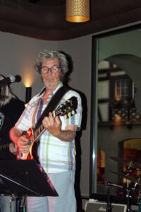 Hasim's Zyt Bar, Hasim, Hasim's, Members, Musiker, KH Project, Rock & Blues, Küre Hauser, Schlagzeuger, Schlagzeug, Rock und Blues, heimische Musikszene, Band, Bern, Bühne, handgemachte Musik, Berner Rockmusik, Lindbergh, Ocean, No Problem, Roots 66 feat. Polo Hofer, Konzert, Jack Minnig, Gitarre, HUBER MINNIG, BMG Ariola, Country, R&R Oldies, Kuno Lauener, Büne Huber, Endo Anaconda, Schmidi Schmidhauser, René Eberhard, Bass, Grooves, E-Bass, Rolf LL Lüthi, Matthias Heimlicher, Vlada, Philipp Fankhauser, Rockustics, Tutti Matti, Magna Carta, Andy Maurer, Hanery Amman. Professor Miquel Rubio, Konservatorium Bern, AM Gitarren & Bass Schule, Tres Pesetas, Acoustic Latin Gitarren Trio, Van Dox, Rock Cover Band Copperhead, Folk Rock Miraval Bamboo Faya, Reggea um Peppe Claudio (the Wailers) Bonnie & the Groove Cats, Plüsch, Andreas Vollenweider, Mich Gerber, Bellamy Brothers, Kenny Moore (Tina Turner), Sandee, Andy Pupato, Junior Marvin, Bob Marley, Referenze, Kontakt, Galerie, Audio & Video, Events, Video/Audio, Logos & Bandfotos, Stageplan