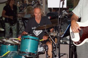 Hasim's Zyt Bar, Hasim, Hasim's, Members, Musiker, KH Project, Rock & Blues, Küre Hauser, Schlagzeuger, Schlagzeug, Rock und Blues, heimische Musikszene, Band, Bern, Bühne, handgemachte Musik, Berner Rockmusik, Lindbergh, Ocean, No Problem, Roots 66 feat. Polo Hofer, Konzert, Jack Minnig, Gitarre, HUBER MINNIG, BMG Ariola, Country, R&R Oldies, Kuno Lauener, Büne Huber, Endo Anaconda, Schmidi Schmidhauser, René Eberhard, Bass, Grooves, E-Bass, Rolf LL Lüthi, Matthias Heimlicher, Vlada, Philipp Fankhauser, Rockustics, Tutti Matti, Magna Carta, Andy Maurer, Hanery Amman. Professor Miquel Rubio, Konservatorium Bern, AM Gitarren & Bass Schule, Tres Pesetas, Acoustic Latin Gitarren Trio, Van Dox, Rock Cover Band Copperhead, Folk Rock Miraval Bamboo Faya, Reggea um Peppe Claudio (the Wailers) Bonnie & the Groove Cats, Plüsch, Andreas Vollenweider, Mich Gerber, Bellamy Brothers, Kenny Moore (Tina Turner), Sandee, Andy Pupato, Junior Marvin, Bob Marley, Referenze, Kontakt, Galerie, Audio & Video, Events, Video/Audio, Logos & Bandfotos, Stageplan