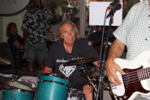 Hasim's Zyt Bar, Hasim, Hasim's, Members, Musiker, KH Project, Rock & Blues, Küre Hauser, Schlagzeuger, Schlagzeug, Rock und Blues, heimische Musikszene, Band, Bern, Bühne, handgemachte Musik, Berner Rockmusik, Lindbergh, Ocean, No Problem, Roots 66 feat. Polo Hofer, Konzert, Jack Minnig, Gitarre, HUBER MINNIG, BMG Ariola, Country, R&R Oldies, Kuno Lauener, Büne Huber, Endo Anaconda, Schmidi Schmidhauser, René Eberhard, Bass, Grooves, E-Bass, Rolf LL Lüthi, Matthias Heimlicher, Vlada, Philipp Fankhauser, Rockustics, Tutti Matti, Magna Carta, Andy Maurer, Hanery Amman. Professor Miquel Rubio, Konservatorium Bern, AM Gitarren & Bass Schule, Tres Pesetas, Acoustic Latin Gitarren Trio, Van Dox, Rock Cover Band Copperhead, Folk Rock Miraval Bamboo Faya, Reggea um Peppe Claudio (the Wailers) Bonnie & the Groove Cats, Plüsch, Andreas Vollenweider, Mich Gerber, Bellamy Brothers, Kenny Moore (Tina Turner), Sandee, Andy Pupato, Junior Marvin, Bob Marley, Referenze, Kontakt, Galerie, Audio & Video, Events, Video/Audio, Logos & Bandfotos, Stageplan
