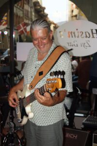 Hasim's Zyt Bar, Hasim, Hasim's, Members, Musiker, KH Project, Rock & Blues, Küre Hauser, Schlagzeuger, Schlagzeug, Rock und Blues, heimische Musikszene, Band, Bern, Bühne, handgemachte Musik, Berner Rockmusik, Lindbergh, Ocean, No Problem, Roots 66 feat. Polo Hofer, Konzert, Jack Minnig, Gitarre, HUBER MINNIG, BMG Ariola, Country, R&R Oldies, Kuno Lauener, Büne Huber, Endo Anaconda, Schmidi Schmidhauser, René Eberhard, Bass, Grooves, E-Bass, Rolf LL Lüthi, Matthias Heimlicher, Vlada, Philipp Fankhauser, Rockustics, Tutti Matti, Magna Carta, Andy Maurer, Hanery Amman. Professor Miquel Rubio, Konservatorium Bern, AM Gitarren & Bass Schule, Tres Pesetas, Acoustic Latin Gitarren Trio, Van Dox, Rock Cover Band Copperhead, Folk Rock Miraval Bamboo Faya, Reggea um Peppe Claudio (the Wailers) Bonnie & the Groove Cats, Plüsch, Andreas Vollenweider, Mich Gerber, Bellamy Brothers, Kenny Moore (Tina Turner), Sandee, Andy Pupato, Junior Marvin, Bob Marley, Referenze, Kontakt, Galerie, Audio & Video, Events, Video/Audio, Logos & Bandfotos, Stageplan