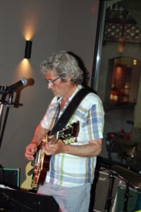 Hasim's Zyt Bar, Hasim, Hasim's, Members, Musiker, KH Project, Rock & Blues, Küre Hauser, Schlagzeuger, Schlagzeug, Rock und Blues, heimische Musikszene, Band, Bern, Bühne, handgemachte Musik, Berner Rockmusik, Lindbergh, Ocean, No Problem, Roots 66 feat. Polo Hofer, Konzert, Jack Minnig, Gitarre, HUBER MINNIG, BMG Ariola, Country, R&R Oldies, Kuno Lauener, Büne Huber, Endo Anaconda, Schmidi Schmidhauser, René Eberhard, Bass, Grooves, E-Bass, Rolf LL Lüthi, Matthias Heimlicher, Vlada, Philipp Fankhauser, Rockustics, Tutti Matti, Magna Carta, Andy Maurer, Hanery Amman. Professor Miquel Rubio, Konservatorium Bern, AM Gitarren & Bass Schule, Tres Pesetas, Acoustic Latin Gitarren Trio, Van Dox, Rock Cover Band Copperhead, Folk Rock Miraval Bamboo Faya, Reggea um Peppe Claudio (the Wailers) Bonnie & the Groove Cats, Plüsch, Andreas Vollenweider, Mich Gerber, Bellamy Brothers, Kenny Moore (Tina Turner), Sandee, Andy Pupato, Junior Marvin, Bob Marley, Referenze, Kontakt, Galerie, Audio & Video, Events, Video/Audio, Logos & Bandfotos, Stageplan