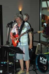 Hasim's Zyt Bar, Hasim, Hasim's, Members, Musiker, KH Project, Rock & Blues, Küre Hauser, Schlagzeuger, Schlagzeug, Rock und Blues, heimische Musikszene, Band, Bern, Bühne, handgemachte Musik, Berner Rockmusik, Lindbergh, Ocean, No Problem, Roots 66 feat. Polo Hofer, Konzert, Jack Minnig, Gitarre, HUBER MINNIG, BMG Ariola, Country, R&R Oldies, Kuno Lauener, Büne Huber, Endo Anaconda, Schmidi Schmidhauser, René Eberhard, Bass, Grooves, E-Bass, Rolf LL Lüthi, Matthias Heimlicher, Vlada, Philipp Fankhauser, Rockustics, Tutti Matti, Magna Carta, Andy Maurer, Hanery Amman. Professor Miquel Rubio, Konservatorium Bern, AM Gitarren & Bass Schule, Tres Pesetas, Acoustic Latin Gitarren Trio, Van Dox, Rock Cover Band Copperhead, Folk Rock Miraval Bamboo Faya, Reggea um Peppe Claudio (the Wailers) Bonnie & the Groove Cats, Plüsch, Andreas Vollenweider, Mich Gerber, Bellamy Brothers, Kenny Moore (Tina Turner), Sandee, Andy Pupato, Junior Marvin, Bob Marley, Referenze, Kontakt, Galerie, Audio & Video, Events, Video/Audio, Logos & Bandfotos, Stageplan