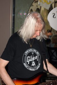 Hasim's Zyt Bar, Hasim, Hasim's, Members, Musiker, KH Project, Rock & Blues, Küre Hauser, Schlagzeuger, Schlagzeug, Rock und Blues, heimische Musikszene, Band, Bern, Bühne, handgemachte Musik, Berner Rockmusik, Lindbergh, Ocean, No Problem, Roots 66 feat. Polo Hofer, Konzert, Jack Minnig, Gitarre, HUBER MINNIG, BMG Ariola, Country, R&R Oldies, Kuno Lauener, Büne Huber, Endo Anaconda, Schmidi Schmidhauser, René Eberhard, Bass, Grooves, E-Bass, Rolf LL Lüthi, Matthias Heimlicher, Vlada, Philipp Fankhauser, Rockustics, Tutti Matti, Magna Carta, Andy Maurer, Hanery Amman. Professor Miquel Rubio, Konservatorium Bern, AM Gitarren & Bass Schule, Tres Pesetas, Acoustic Latin Gitarren Trio, Van Dox, Rock Cover Band Copperhead, Folk Rock Miraval Bamboo Faya, Reggea um Peppe Claudio (the Wailers) Bonnie & the Groove Cats, Plüsch, Andreas Vollenweider, Mich Gerber, Bellamy Brothers, Kenny Moore (Tina Turner), Sandee, Andy Pupato, Junior Marvin, Bob Marley, Referenze, Kontakt, Galerie, Audio & Video, Events, Video/Audio, Logos & Bandfotos, Stageplan