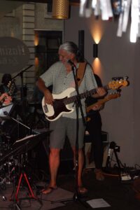 Hasim's Zyt Bar, Hasim, Hasim's, Members, Musiker, KH Project, Rock & Blues, Küre Hauser, Schlagzeuger, Schlagzeug, Rock und Blues, heimische Musikszene, Band, Bern, Bühne, handgemachte Musik, Berner Rockmusik, Lindbergh, Ocean, No Problem, Roots 66 feat. Polo Hofer, Konzert, Jack Minnig, Gitarre, HUBER MINNIG, BMG Ariola, Country, R&R Oldies, Kuno Lauener, Büne Huber, Endo Anaconda, Schmidi Schmidhauser, René Eberhard, Bass, Grooves, E-Bass, Rolf LL Lüthi, Matthias Heimlicher, Vlada, Philipp Fankhauser, Rockustics, Tutti Matti, Magna Carta, Andy Maurer, Hanery Amman. Professor Miquel Rubio, Konservatorium Bern, AM Gitarren & Bass Schule, Tres Pesetas, Acoustic Latin Gitarren Trio, Van Dox, Rock Cover Band Copperhead, Folk Rock Miraval Bamboo Faya, Reggea um Peppe Claudio (the Wailers) Bonnie & the Groove Cats, Plüsch, Andreas Vollenweider, Mich Gerber, Bellamy Brothers, Kenny Moore (Tina Turner), Sandee, Andy Pupato, Junior Marvin, Bob Marley, Referenze, Kontakt, Galerie, Audio & Video, Events, Video/Audio, Logos & Bandfotos, Stageplan