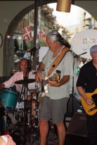 Hasim's Zyt Bar, Hasim, Hasim's, Members, Musiker, KH Project, Rock & Blues, Küre Hauser, Schlagzeuger, Schlagzeug, Rock und Blues, heimische Musikszene, Band, Bern, Bühne, handgemachte Musik, Berner Rockmusik, Lindbergh, Ocean, No Problem, Roots 66 feat. Polo Hofer, Konzert, Jack Minnig, Gitarre, HUBER MINNIG, BMG Ariola, Country, R&R Oldies, Kuno Lauener, Büne Huber, Endo Anaconda, Schmidi Schmidhauser, René Eberhard, Bass, Grooves, E-Bass, Rolf LL Lüthi, Matthias Heimlicher, Vlada, Philipp Fankhauser, Rockustics, Tutti Matti, Magna Carta, Andy Maurer, Hanery Amman. Professor Miquel Rubio, Konservatorium Bern, AM Gitarren & Bass Schule, Tres Pesetas, Acoustic Latin Gitarren Trio, Van Dox, Rock Cover Band Copperhead, Folk Rock Miraval Bamboo Faya, Reggea um Peppe Claudio (the Wailers) Bonnie & the Groove Cats, Plüsch, Andreas Vollenweider, Mich Gerber, Bellamy Brothers, Kenny Moore (Tina Turner), Sandee, Andy Pupato, Junior Marvin, Bob Marley, Referenze, Kontakt, Galerie, Audio & Video, Events, Video/Audio, Logos & Bandfotos, Stageplan