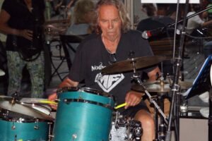 Hasim's, Members, Musiker, KH Project, Rock & Blues, Küre Hauser, Schlagzeuger, Schlagzeug, Rock und Blues, heimische Musikszene, Band, Bern, Bühne, handgemachte Musik, Berner Rockmusik, Lindbergh, Ocean, No Problem, Roots 66 feat. Polo Hofer, Konzert, Jack Minnig, Gitarre, HUBER MINNIG, BMG Ariola, Country, R&R Oldies, Kuno Lauener, Büne Huber, Endo Anaconda, Schmidi Schmidhauser, René Eberhard, Bass, Grooves, E-Bass, Rolf LL Lüthi, Matthias Heimlicher, Vlada, Philipp Fankhauser, Rockustics, Tutti Matti, Magna Carta, Andy Maurer, Hanery Amman. Professor Miquel Rubio, Konservatorium Bern, AM Gitarren & Bass Schule, Tres Pesetas, Acoustic Latin Gitarren Trio, Van Dox, Rock Cover Band Copperhead, Folk Rock Miraval Bamboo Faya, Reggea um Peppe Claudio (the Wailers) Bonnie & the Groove Cats, Plüsch, Andreas Vollenweider, Mich Gerber, Bellamy Brothers, Kenny Moore (Tina Turner), Sandee, Andy Pupato, Junior Marvin, Bob Marley, Referenze, Kontakt, Galerie, Audio & Video, Events, Video/Audio, Logos & Bandfotos, Stageplan