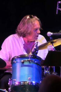 KH Project, Rock & Blues, Küre Hauser, Schlagzeuger, Schlagzeug, Rock und Blues, heimische Musikszene, Band, Bern, Bühne, handgemachte Musik, Berner Rockmusik, Lindbergh, Ocean, No Problem, Roots 66 feat. Polo Hofer, Konzert, Jack Minnig, Gitarre, HUBER MINNIG, BMG Ariola, Country, R&R Oldies, Kuno Lauener, Büne Huber, Endo Anaconda, Schmidi Schmidhauser, René Eberhard, Bass, Grooves, E-Bass, Rolf LL Lüthi, Matthias Heimlicher, Vlada, Philipp Fankhauser, Rockustics, Tutti Matti, Magna Carta, Andy Maurer, Hanery Amman. Professor Miquel Rubio, Konservatorium Bern, AM Gitarren & Bass Schule, Tres Pesetas, Acoustic Latin Gitarren Trio, Van Dox, Rock Cover Band Copperhead, Folk Rock Miraval Bamboo Faya, Reggea um Peppe Claudio (the Wailers) Bonnie & the Groove Cats, Plüsch, Andreas Vollenweider, Mich Gerber, Bellamy Brothers, Kenny Moore (Tina Turner), Sandee, Andy Pupato, Junior Marvin, Bob Marley, Referenze, Kontakt, Galerie, Audio & Video, Events, Video/Audio, Logos & Bandfotos, Stageplan, Can’t Go Home No More – Walter Liniger, Hundred Miles, Endless Me, Lost You In The Canyon – M. Cohn, Cant Find My Way Home – S. Winwood, Lay Down Sally – E. Clapton, Setting Me Up – M. Knopfler, This In Your World – C. Russel. Mahogany, Mahogany Hall, Mahogany Hall Bern, Yvonne Moore, Live-Gig,
