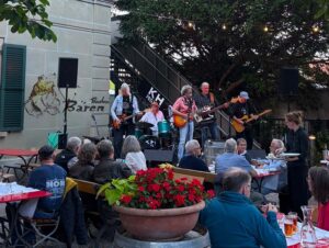 KH Project, Rock & Blues, Küre Hauser, Schlagzeuger, Schlagzeug, Rock und Blues, heimische Musikszene, Band, Bern, Bühne, handgemachte Musik, Berner Rockmusik, Lindbergh, Ocean, No Problem, Roots 66 feat. Polo Hofer, Konzert, Jack Minnig, Gitarre, HUBER MINNIG, BMG Ariola, Country, R&R Oldies, Kuno Lauener, Büne Huber, Endo Anaconda, Schmidi Schmidhauser, René Eberhard, Bass, Grooves, E-Bass, Rolf LL Lüthi, Matthias Heimlicher, Vlada, Philipp Fankhauser, Rockustics, Tutti Matti, Magna Carta, Andy Maurer, Hanery Amman. Professor Miquel Rubio, Konservatorium Bern, AM Gitarren & Bass Schule, Tres Pesetas, Acoustic Latin Gitarren Trio, Van Dox, Rock Cover Band Copperhead, Folk Rock Miraval Bamboo Faya, Reggea um Peppe Claudio (the Wailers) Bonnie & the Groove Cats, Plüsch, Andreas Vollenweider, Mich Gerber, Bellamy Brothers, Kenny Moore (Tina Turner), Sandee, Andy Pupato, Junior Marvin, Bob Marley, Referenze, Kontakt, Galerie, Audio & Video, Events, Video/Audio, Logos & Bandfotos, Stageplan, Can’t Go Home No More – Walter Liniger, Hundred Miles, Endless Me, Lost You In The Canyon – M. Cohn, Cant Find My Way Home – S. Winwood, Lay Down Sally – E. Clapton, Setting Me Up – M. Knopfler, This In Your World – C. Russel. Mahogany, Mahogany Hall, Mahogany Hall Bern, Yvonne Moore, Live-Gig,
